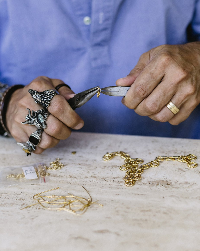 Pourquoi les colliers Monsieur Bijoux sont-ils montés sur métal ?